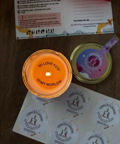 Alternative view of KALĖDINĖ Paslaptinga Žvakė 250ml MEDINĖ DAGTIS su jūsų norimu tekstu viduje