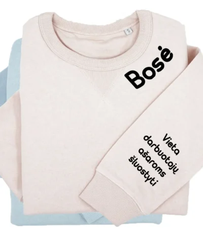 UNISEX pastelinis "Sully" džemperis "Bosė - darbuotojų ašaroms" su spauda ant rankovės